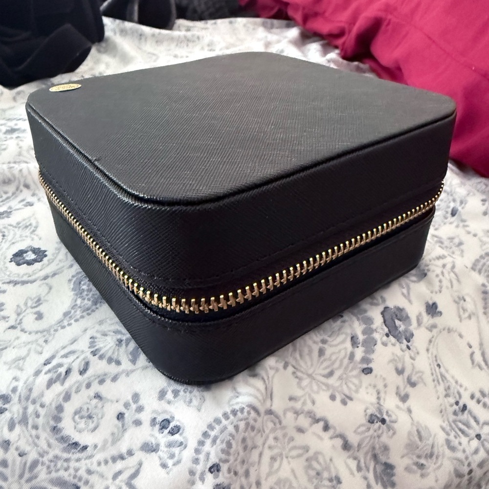 Travel jewelry holder
